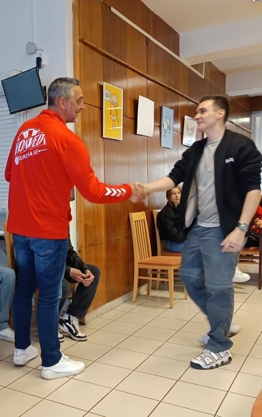 Háromnegyed.6